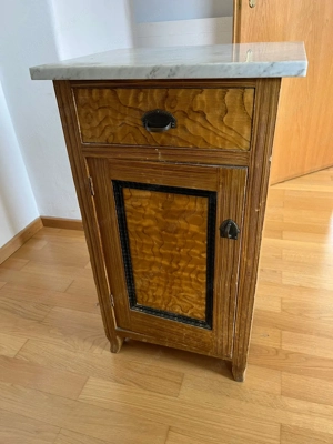 Antikes Nachtkästchen mit Marmorplatte Bild 2