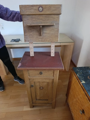 Antikes Nachtkästchen mit fehlerhafter Oberfläche Bild 2