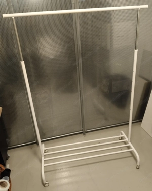 Kleiderständer auf Rollen 