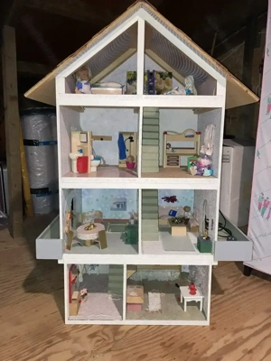 Großes Puppenhaus - massive Bauweise