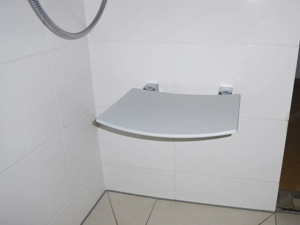 Neuwertiger Duschklappsitz