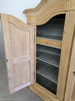 Antiker Schrank Bild 3