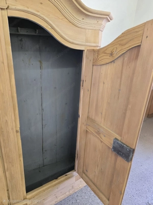 Antiker Schrank Bild 2