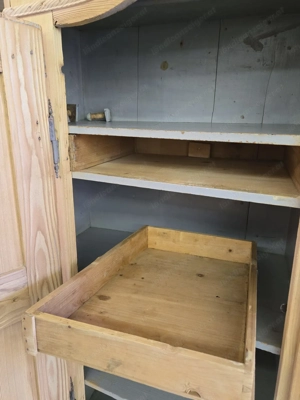 Antiker Schrank Bild 4