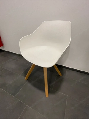 Weißer Schalenstuhl mit Fell Bild 3