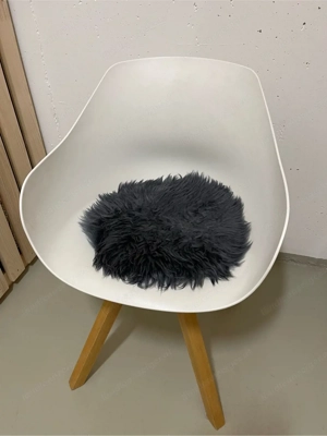 Weißer Schalenstuhl mit Fell Bild 2