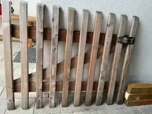 Zaunpaneele mit Tor aus Holz