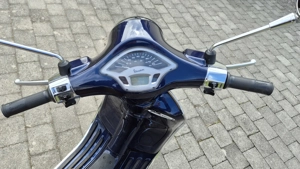 Vespa Primavera 50 GT dunkelblau Bild 4