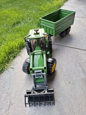 BRUDER Traktor John Deere mit Anhänger und Ballenpresse Bild 2