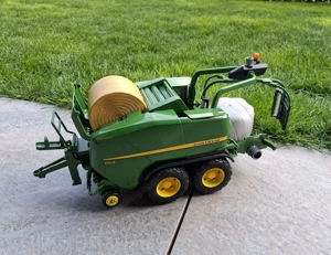 BRUDER Traktor John Deere mit Anhänger und Ballenpresse Bild 4