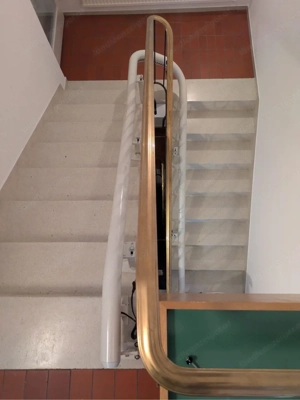 Treppenlift ThyssenKrupp Flow 2 für kurvige Treppen Bild 2