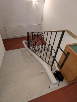 Treppenlift ThyssenKrupp Flow 2 für kurvige Treppen Bild 3