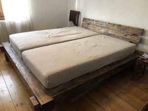 Massives schönes Holzbett  Bild 2