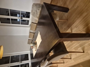 Grosser Esstisch mit Platz für mindestens 10 Leute