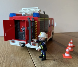 Playmobil Feuerwehr Löschfahrzeug Bild 3