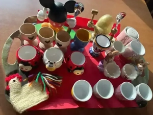 Verschiedene Eierbecher für Ostern