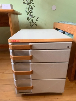 Ausziehbare Couch, Schreibtische, Rollcontainer Bild 6