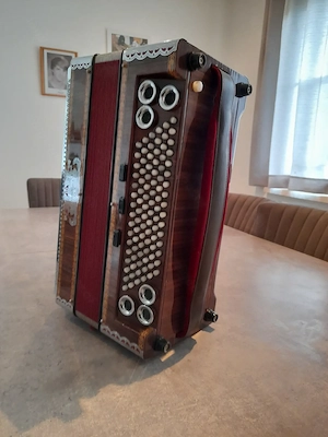 Verkaufe schönes Akkordeon der Marke O.R.A.  Bild 2