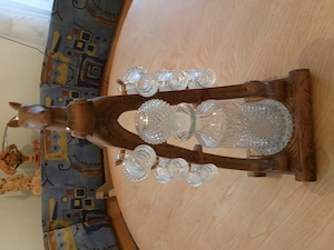 Schnapsgläser + Flasche in einem geschnitzten Holzgestell 