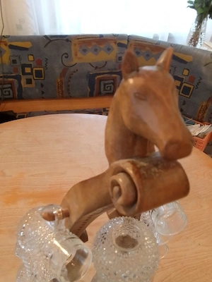 Schnapsgläser + Flasche in einem geschnitzten Holzgestell  Bild 4