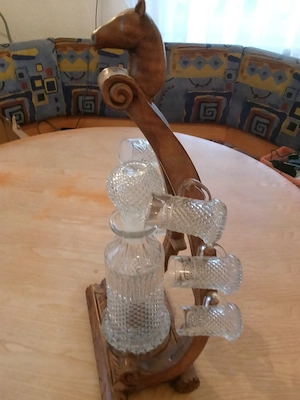 Schnapsgläser + Flasche in einem geschnitzten Holzgestell  Bild 2