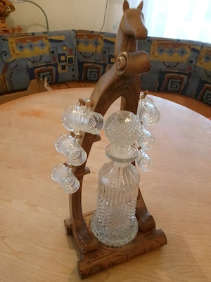 Schnapsgläser + Flasche in einem geschnitzten Holzgestell  Bild 2