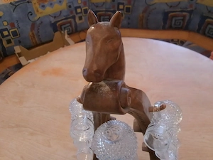 Schnapsgläser + Flasche in einem geschnitzten Holzgestell  Bild 4