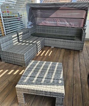 Rattan Lounge mit Sonnenschutz