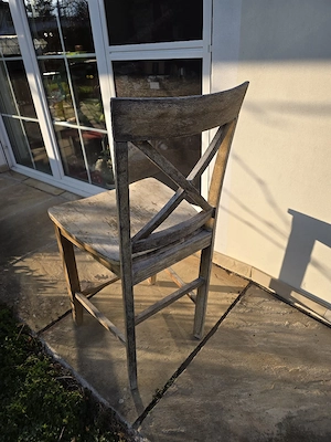 Massiver Holztisch mit 6 Stühlen   wartet auf neues Leben