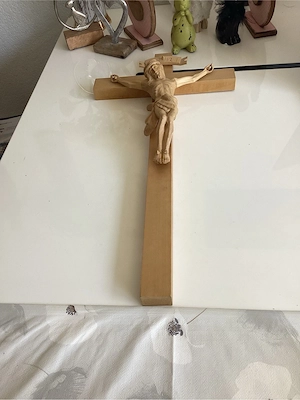 Geschnitztes Holzkreuz