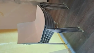 Schlichte, elegante stapelbare Stühle Bild 4