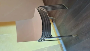 Schlichte, elegante stapelbare Stühle Bild 3