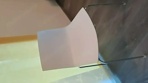 Schlichte, elegante stapelbare Stühle