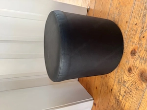 Hocker in schwarz und runder Form Bild 3