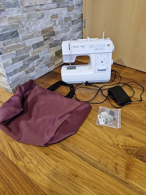 Nähmaschine mit Tasche und Zubehör Bild 3
