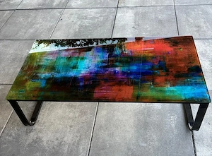 Glastisch mit Metallfüßen, sehr gut erhalten.