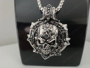 Totenkopf Wikinger Kette   Skull Anhänger mit Runen  Bild 3