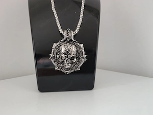 Totenkopf Wikinger Kette   Skull Anhänger mit Runen  Bild 2