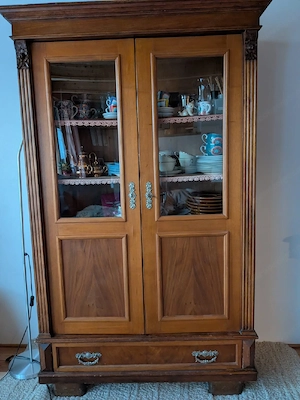 Schöne Vitrine   Buffetschrank im Gründerzeit-Stil