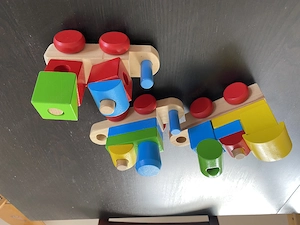 Holzzug mit Holzbausteinen Bild 2