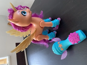 My Little Pony auf Rollen mit Mikrofon