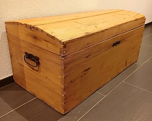 alte Holztruhe  Bild 2