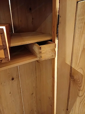 alter Kleiderschrank Bild 4