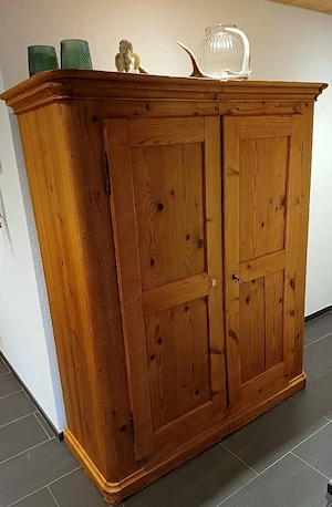 alter Kleiderschrank