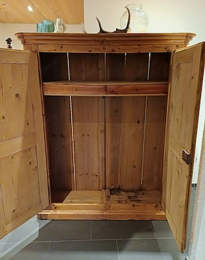 alter Kleiderschrank Bild 2