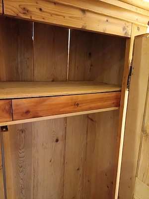 alter Kleiderschrank Bild 3