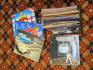 Plattenspieler und Platten  Bild 2