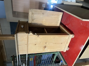 Antikes Nachtkästchen  Bild 3