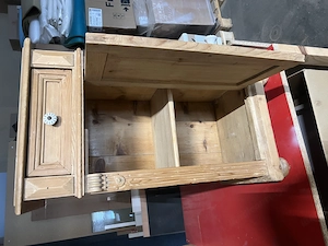 Antikes Nachtkästchen  Bild 2