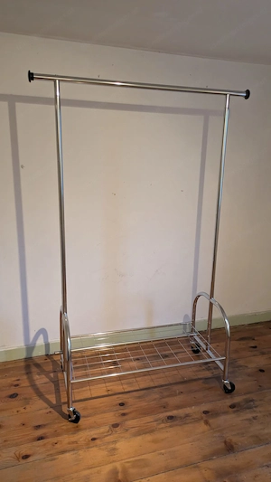 Massiver fahrbarer Kleiderständer